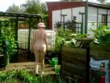 Amateurvideo Nackter Gartenspatziergang von Schnuppschnupp