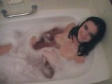 Amateurvideo Feuchte Schönheit badet! von Lucy_Young