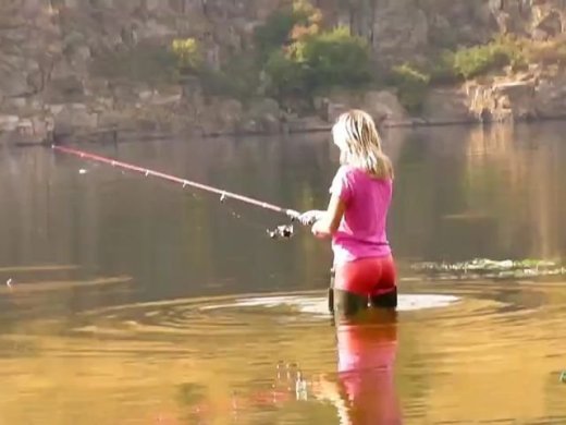 Amateurvideo Angeln in Waders im Fluss von sexyalina