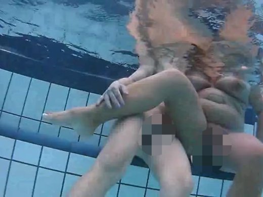 Amateurvideo Unterwasser / Underwater MilFs : Kim & Roxy im Hallenbad von KimVanDyke