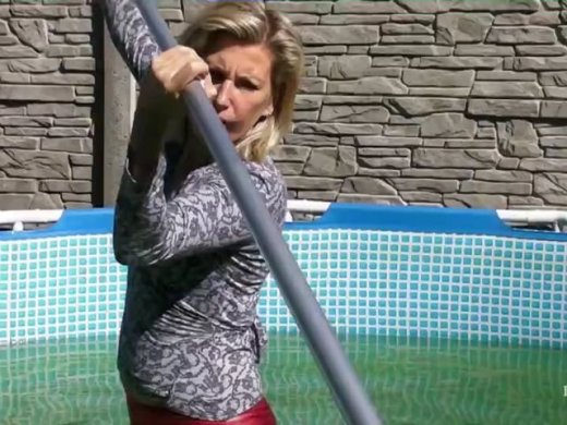 Amateurvideo Alina in roten Spandex Leggins und Waders reinigt pool von sexyalina