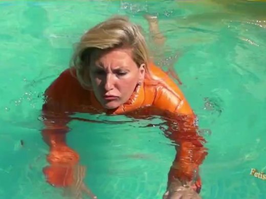 Amateurvideo In Daunenjacke und Bikini im Pool von sexyalina