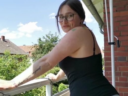 Amateurvideo OMG! Auf Balkon ausgesperrt und Leggings vollgepisst von HollyBanks