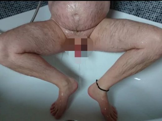 Amateurvideo Sexy Duschen in der Badewanne von nylonjunge