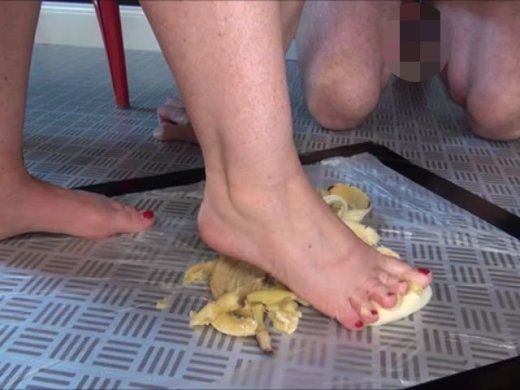 Amateurvideo Bananacrushing von MistressLuciana