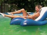 Amateurvideo Im Outdoor Pool in durchsichtigen Badeanzug und Gymnastiksch von sexyalina