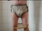 Amateurvideo Inkontinenz-Test von Nylonjunge 1 ** Die Windel ** from nylonjunge