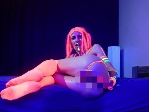 Amateurvideo Licht aus- Schwarzlicht an!  Ich bringe meine Pussy im Dunke from mineaxx2