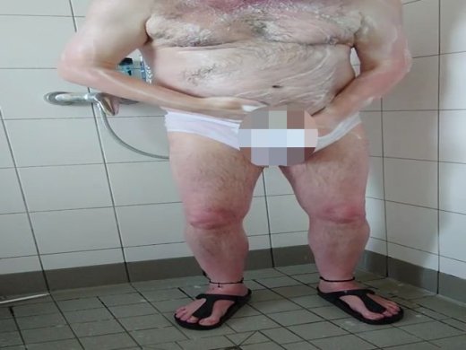 Amateurvideo Pissen und Duschen nach Spaziergang in der weißen Unterhose von nylonjunge