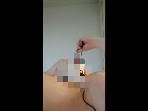 Amateurvideo Nylonjung fickt die geile Toilettenpapierrolle von nylonjunge