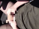 Amateurvideo Geiles Abspritzen bei geöffneter Tür im Auto von nylonjunge
