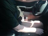 Amateurvideo Kleiner Penis im Käfig beim Autofahren in Strumpfhose from nylonjunge